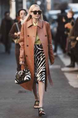 Milan, İtalya - 21 Şubat 2020: Leonie Hanne Milan Moda Haftası 'ndaki bir defile öncesinde - sokak stili solu 2