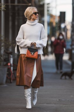 Milan, İtalya - 21 Şubat 2020: Milano Moda Haftası 'nda sokak tarzı görünümü - sokak solu 20