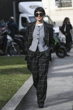 Milan, İtalya - 21 Şubat 2020: Milano Moda Haftası 'nda sokak tarzı görünümü - sokak solu 20