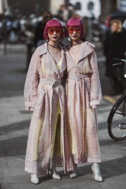 Milan, İtalya - 21 Şubat 2020: Ami Suzuki ve Aya Suzuki Milan Moda Haftası 'ndaki defileden önce