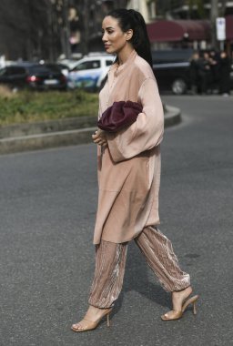 Milan, İtalya - 21 Şubat 2020: Milan Moda Haftası 'ndaki bir defile öncesinde Tamara Kaliniç - Sokak Stili Solu 2