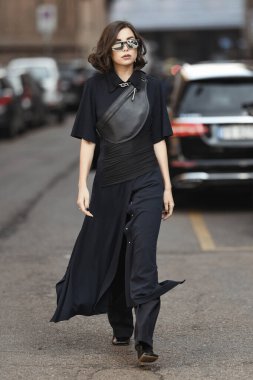 Milan, İtalya - 21 Şubat 2020: Milano Moda Haftası 'nda sokak tarzı görünümü - sokak solu 20