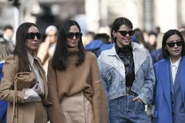 Milan, İtalya - 21 Şubat 2020: Milano Moda Haftası 'nda sokak tarzı görünümü - sokak solu 20