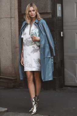 Milan, İtalya - 21 Şubat 2020: Milano Moda Haftası 'nda sokak tarzı görünümü - sokak solu 20