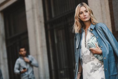 Milan, İtalya - 21 Şubat 2020: Milano Moda Haftası 'nda sokak tarzı görünümü - sokak solu 20