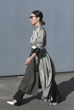Milan, İtalya - 21 Şubat 2020: Milano Moda Haftası 'nda sokak tarzı görünümü - sokak solu 20