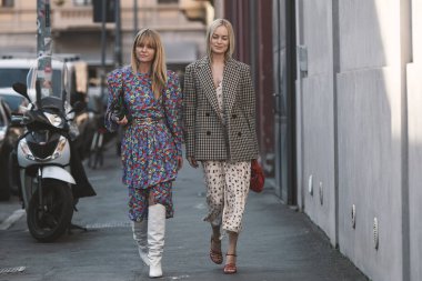 Milan, İtalya - 21 Şubat 2020: Milano Moda Haftası 'nda sokak tarzı görünümü - sokak solu 20