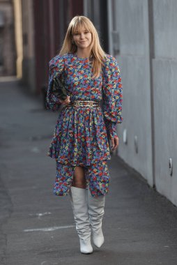 Milan, İtalya - 21 Şubat 2020: Milano Moda Haftası 'nda sokak tarzı görünümü - sokak solu 20