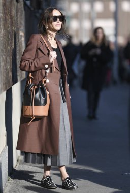 Milan, İtalya - 21 Şubat 2020: Milano Moda Haftası 'nda sokak tarzı görünümü - sokak solu 20