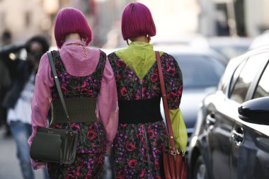 Milan, İtalya - 21 Şubat 2020: Milano Moda Haftası 'nda sokak tarzı görünümü - sokak solu 20