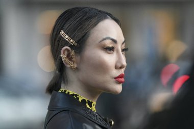Milan, İtalya - 21 Şubat 2020: Milano Moda Haftası 'nda sokak tarzı görünümü - sokak solu 20