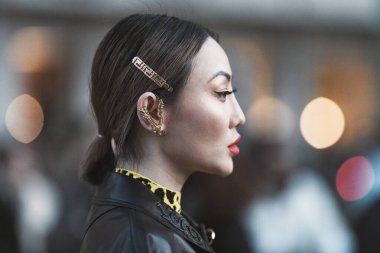 Milan, İtalya - 21 Şubat 2020: Milano Moda Haftası 'nda sokak tarzı görünümü - sokak solu 20