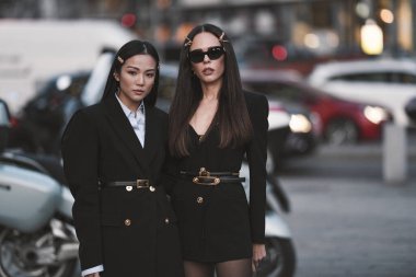 Milan, İtalya - 21 Şubat 2020: Milano Moda Haftası 'nda sokak tarzı görünümü - sokak solu 20