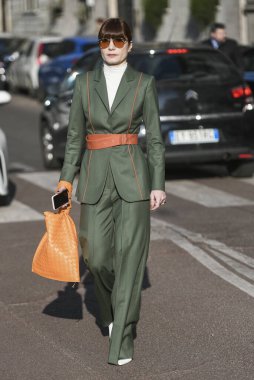 Milan, İtalya - 22 Şubat 2020: Milano Moda Haftası 'nda sokak tarzı görünümü - sokak solu 20