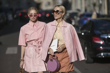 Milan, İtalya - 22 Şubat 2020: Milano Moda Haftası 'nda sokak tarzı görünümü - sokak solu 20