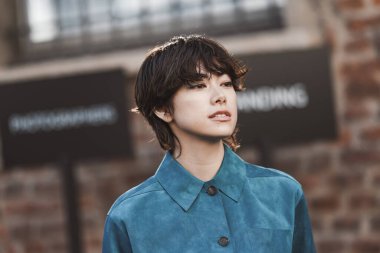 Milan, İtalya - 22 Şubat 2020: Milano Moda Haftası 'nda sokak tarzı görünümü - sokak solu 20