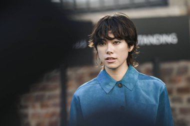 Milan, İtalya - 22 Şubat 2020: Milano Moda Haftası 'nda sokak tarzı görünümü - sokak solu 20