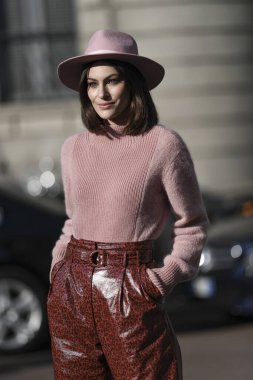 Milan, İtalya - 22 Şubat 2020: Milano Moda Haftası 'nda sokak tarzı görünümü - sokak solu 20