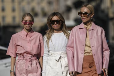 Milan, İtalya - 22 Şubat 2020: Milano Moda Haftası 'nda sokak tarzı görünümü - sokak solu 20