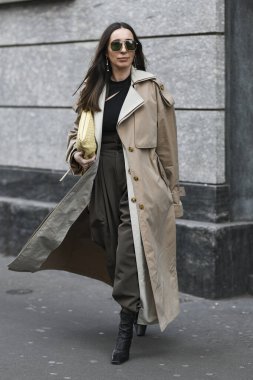 Milan, İtalya - 22 Şubat 2020: Milano Moda Haftası 'nda sokak tarzı görünümü - sokak solu 20