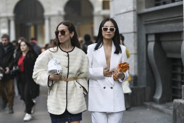 Milan, İtalya - 22 Şubat 2020: Milano Moda Haftası 'nda sokak tarzı görünümü - sokak solu 20
