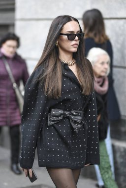Milan, İtalya - 22 Şubat 2020: Milano Moda Haftası 'nda sokak tarzı görünümü - sokak solu 20