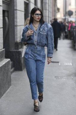 Milan, İtalya - 22 Şubat 2020: Milano Moda Haftası 'nda sokak tarzı görünümü - sokak solu 20