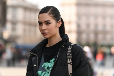 Milan, İtalya - 19 Şubat 2020: Milano Moda Haftası 'nda sokak tarzı görünümü - sokak solu 20