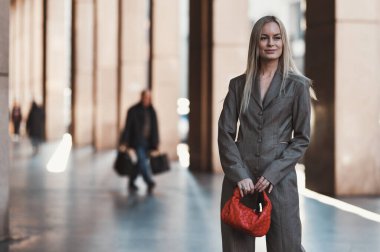 Milan, İtalya - 22 Şubat 2020: Milano Moda Haftası 'nda sokak tarzı görünümü - sokak solu 20