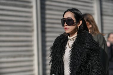 Milan, İtalya - 19 Şubat 2020: Milano Moda Haftası 'nda sokak tarzı görünümü - sokak solu 20