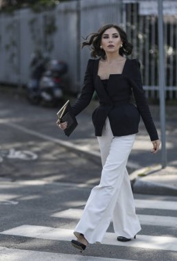 Milan, İtalya - 23 Şubat 2020: Milano Moda Haftası 'nda sokak tarzı görünümü - sokak solu 20