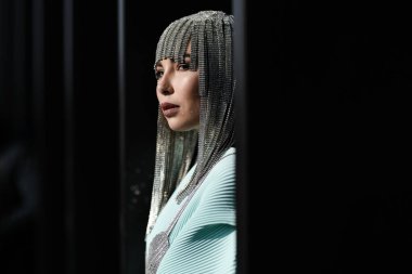 Milan, İtalya - 19 Şubat 2020: Karina Nigay Milan Moda Haftası 'ndaki bir defileden önce - sokak solu 20