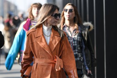Milan, İtalya - 19 Şubat 2020: Milano Moda Haftası 'nda sokak tarzı görünümü - sokak solu 20