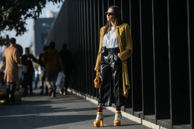 Milan, İtalya - 19 Şubat 2020: Milano Moda Haftası 'nda sokak tarzı görünümü - sokak solu 20