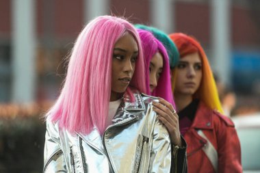 Milan, İtalya - 19 Şubat 2020: Milano Moda Haftası 'nda sokak tarzı görünümü - sokak solu 20