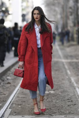 Milan, İtalya - 23 Şubat 2020: Milano Moda Haftası 'nda sokak tarzı görünümü - sokak solu 20