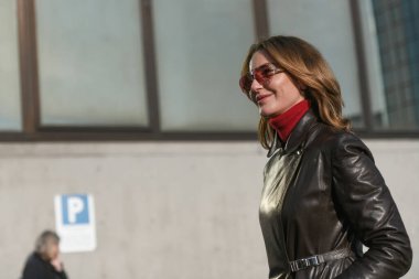 Milan, İtalya - 19 Şubat 2020: Ece Sukan Milan Moda Haftası 'ndaki bir defileden önce - sokak solu 20