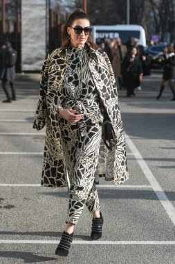 Milan, İtalya - 19 Şubat 2020: Milano Moda Haftası 'nda sokak tarzı görünümü - sokak solu 20
