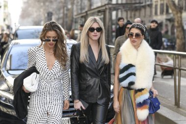 Milan, İtalya - 23 Şubat 2020: Milano Moda Haftası 'nda sokak tarzı görünümü - sokak solu 20