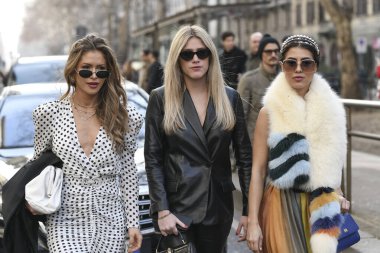 Milan, İtalya - 23 Şubat 2020: Milano Moda Haftası 'nda sokak tarzı görünümü - sokak solu 20