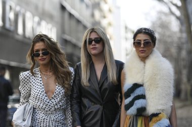 Milan, İtalya - 23 Şubat 2020: Milano Moda Haftası 'nda sokak tarzı görünümü - sokak solu 20