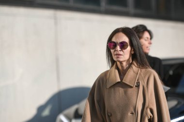 Milan, İtalya - 19 Şubat 2020: Milano Moda Haftası 'nda sokak tarzı görünümü - sokak solu 20