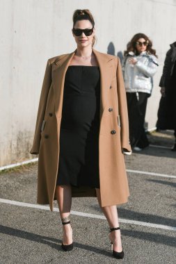 Milan, İtalya - 19 Şubat 2020: Milano Moda Haftası 'nda sokak tarzı görünümü - sokak solu 20