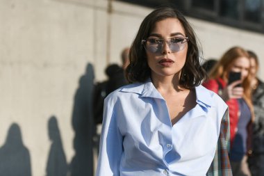 Milan, İtalya - 19 Şubat 2020: Karina Nigay Milan Moda Haftası 'ndaki bir defileden önce - sokak solu 20