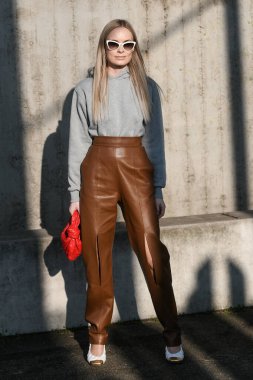 Milan, İtalya - 19 Şubat 2020: Thora Valdimars Milan Moda Haftası 'ndaki bir defile öncesinde - sokak solu 20
