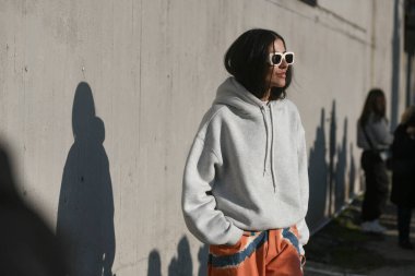 Milan, İtalya - 19 Şubat 2020: Gilda Ambrosio Milan Moda Haftası 'ndaki defile öncesi - sokak solu 20