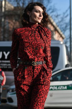 Milan, İtalya - 19 Şubat 2020: Paola Turani Milan Moda Haftası 'ndaki bir defile öncesinde - sokak solu 20