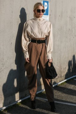 Milan, İtalya - 19 Şubat 2020: Milano Moda Haftası 'ndaki bir defileden önce Caroline Daur