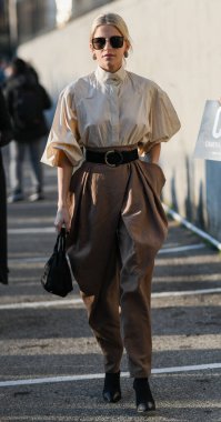 Milan, İtalya - 19 Şubat 2020: Milano Moda Haftası 'ndaki bir defileden önce Caroline Daur