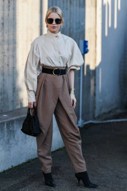 Milan, İtalya - 19 Şubat 2020: Milano Moda Haftası 'ndaki bir defileden önce Caroline Daur